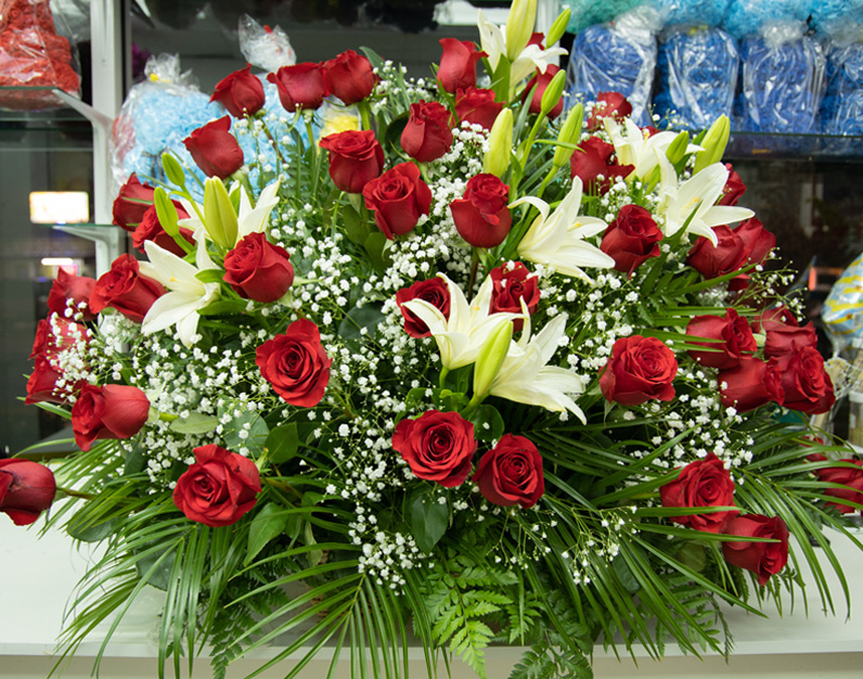 50 Rosas con lirios en cesta. Arreglo de flores tamaño grande