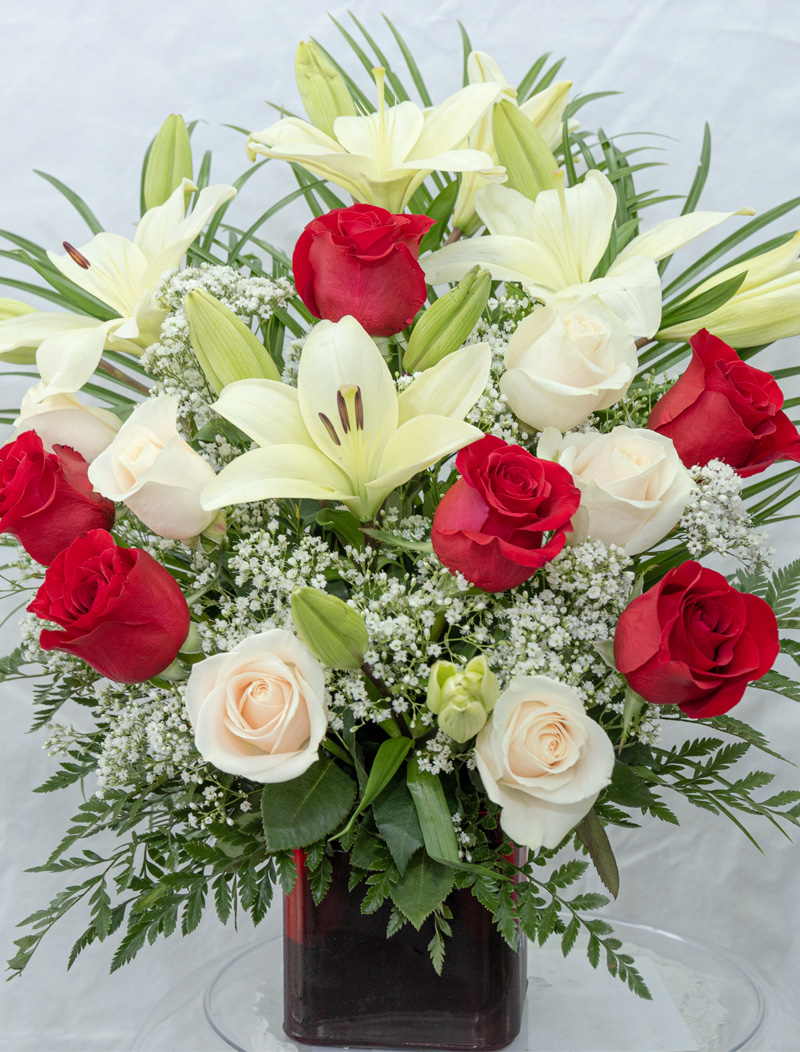 Docena de Rosas Rojas, Blancas y lirios Order flowers online