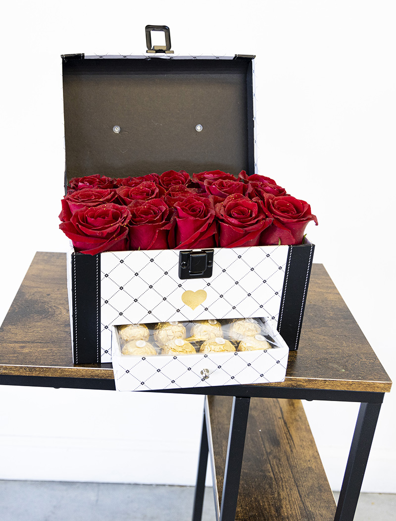 Cofre con rosas rojas y ferrero