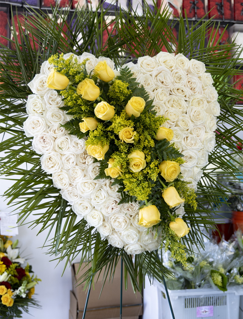 funeral flower heart. Flores para velorio