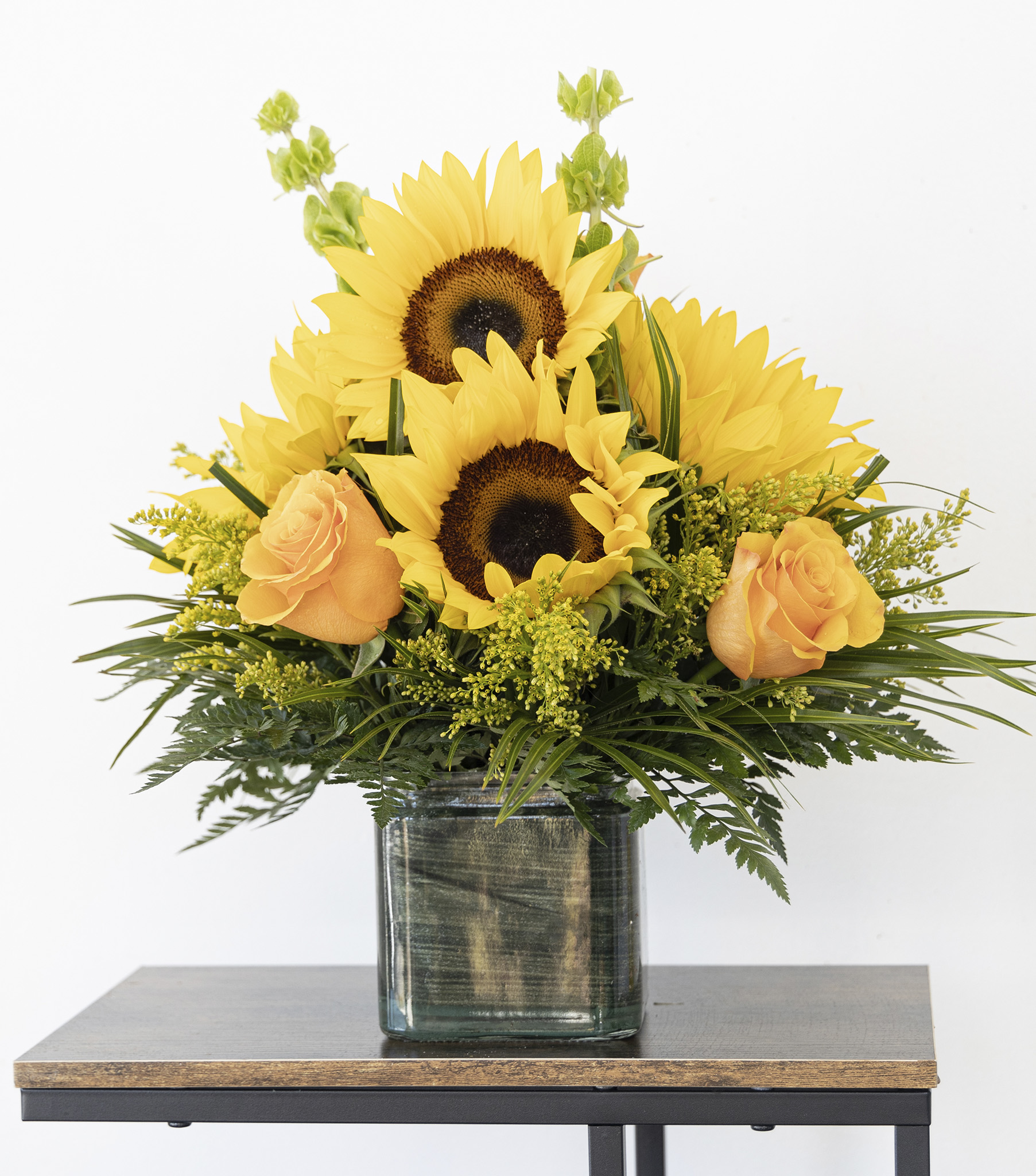 Arreglo floral económico con Girasoles y rosas